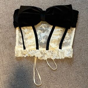out from under urban outfitters lace & bow corset top 🖤🖤
